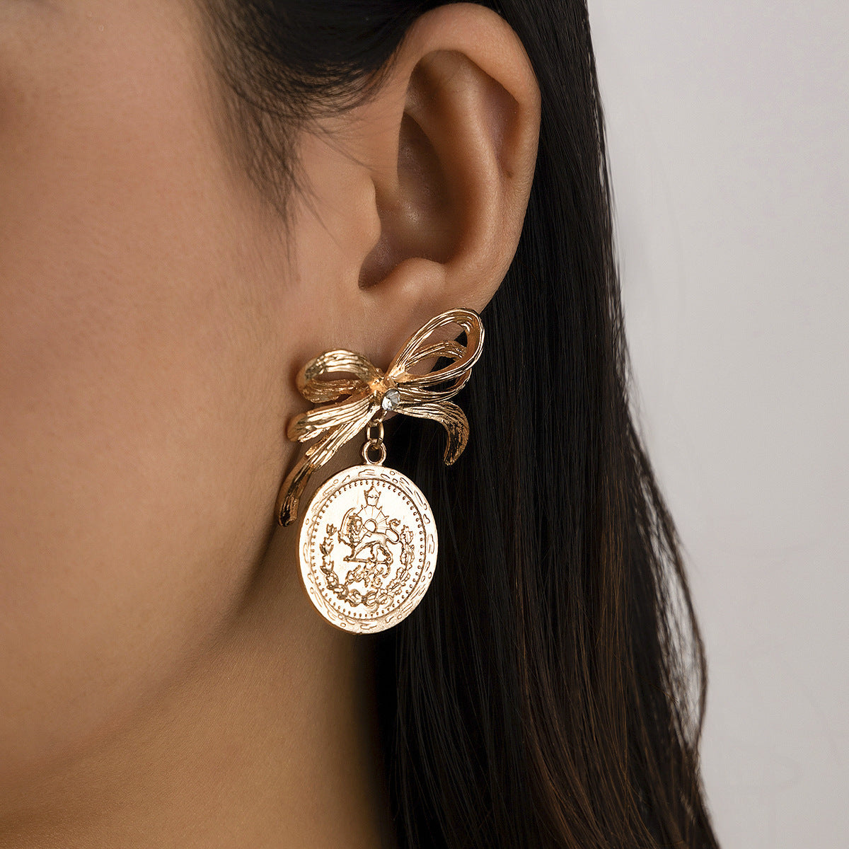 Collana geometrica in lega con fiocco e perle imitate, catena placcata per donna
