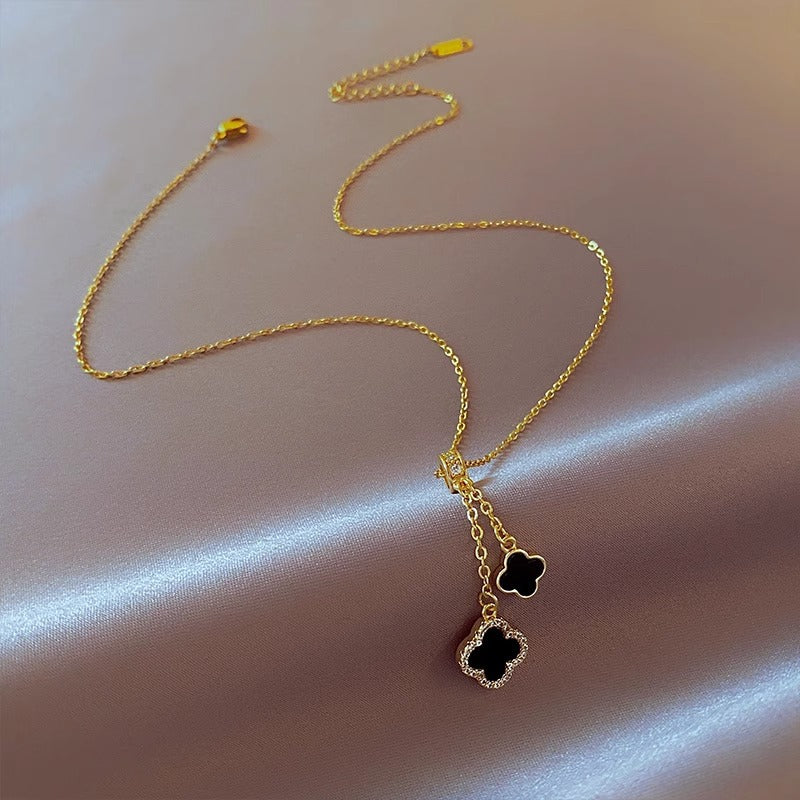 Collana con Ciondolo a Quadrifoglio Minimalista da Donna e da Uomo in Acciaio al Titanio con Intarsio in Rame Micro-Pave e Finitura Placcata su Catena a Maglie Grandi
