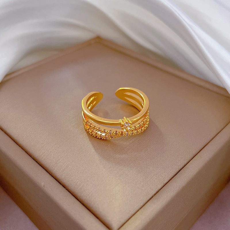 Anello da donna minimalista a forma di corona con placcatura in oro vero e intarsio di zirconi