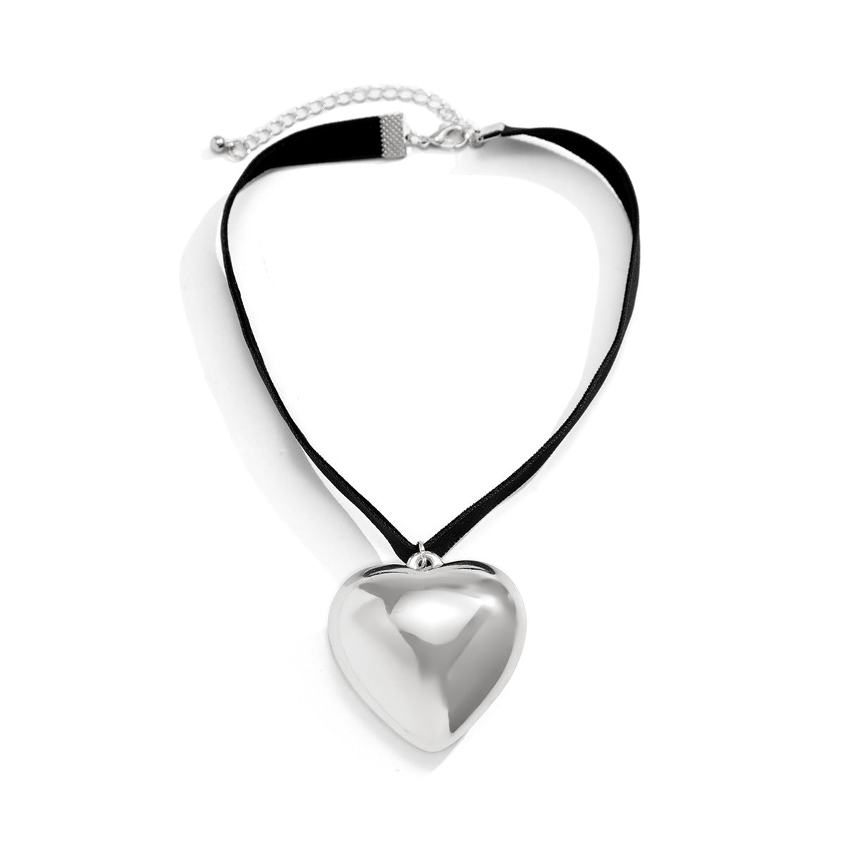 Collana girocollo a cuore dolce e audace con catena in velluto e ciondolo a nappa in resina plastica placcata