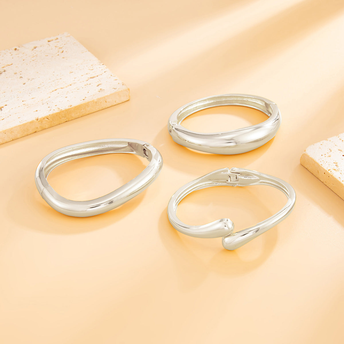 Pulsera minimalista geométrica en forma de gota con cierre de mosquetón de aleación pulida para mujer