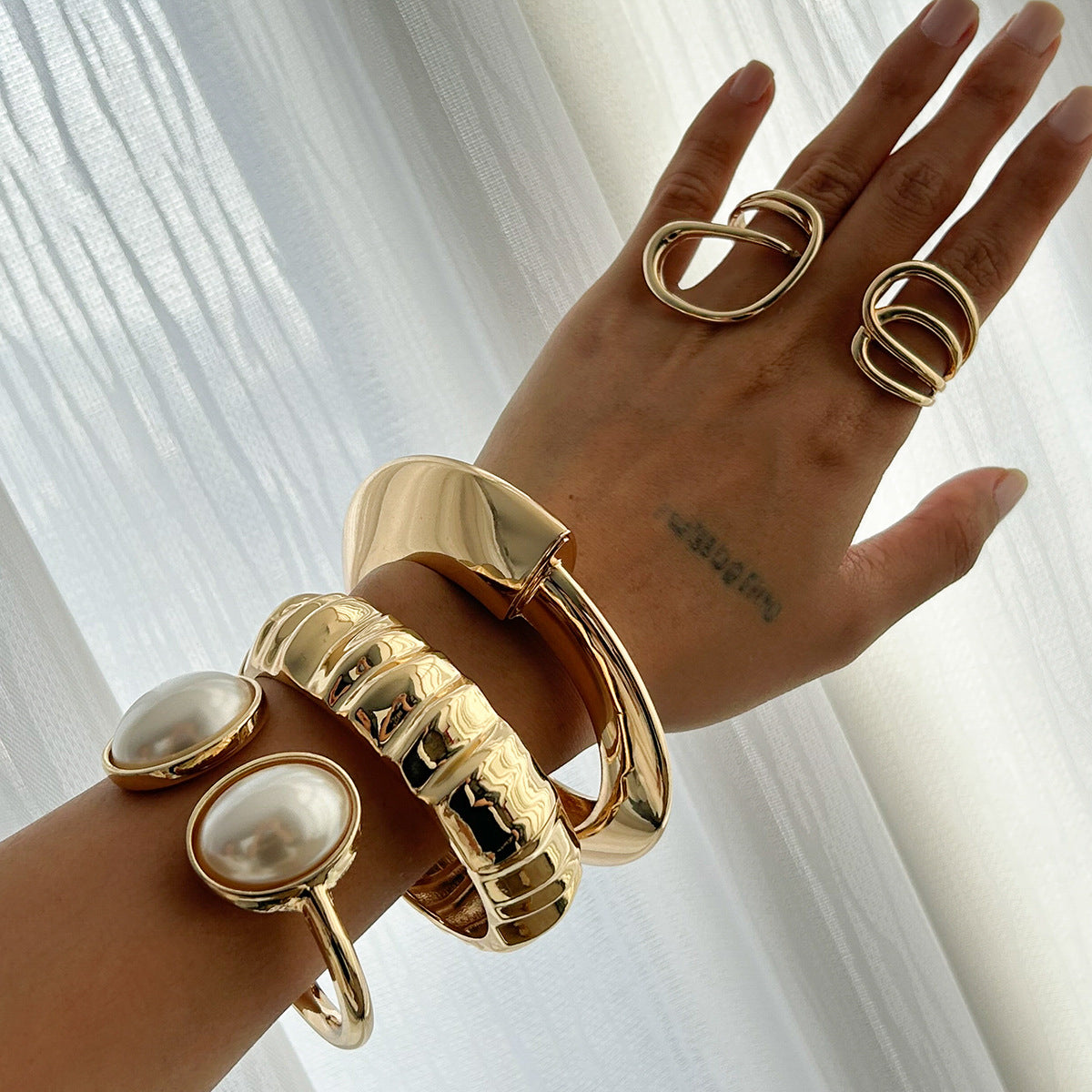 Bracciale Barocco con Perle Simulate da Donna in Lega Testurizzata Ondulata d'Ispirazione Vintage