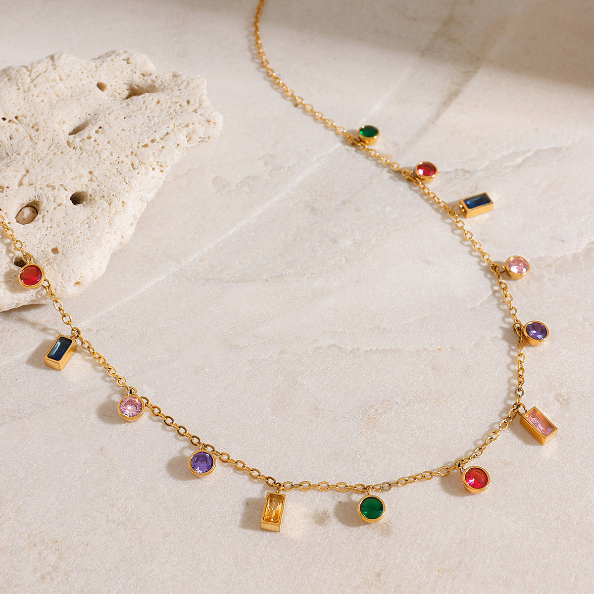 Collana geometrica rotonda in acciaio inossidabile placcato con ciondolo in acciaio al titanio da donna