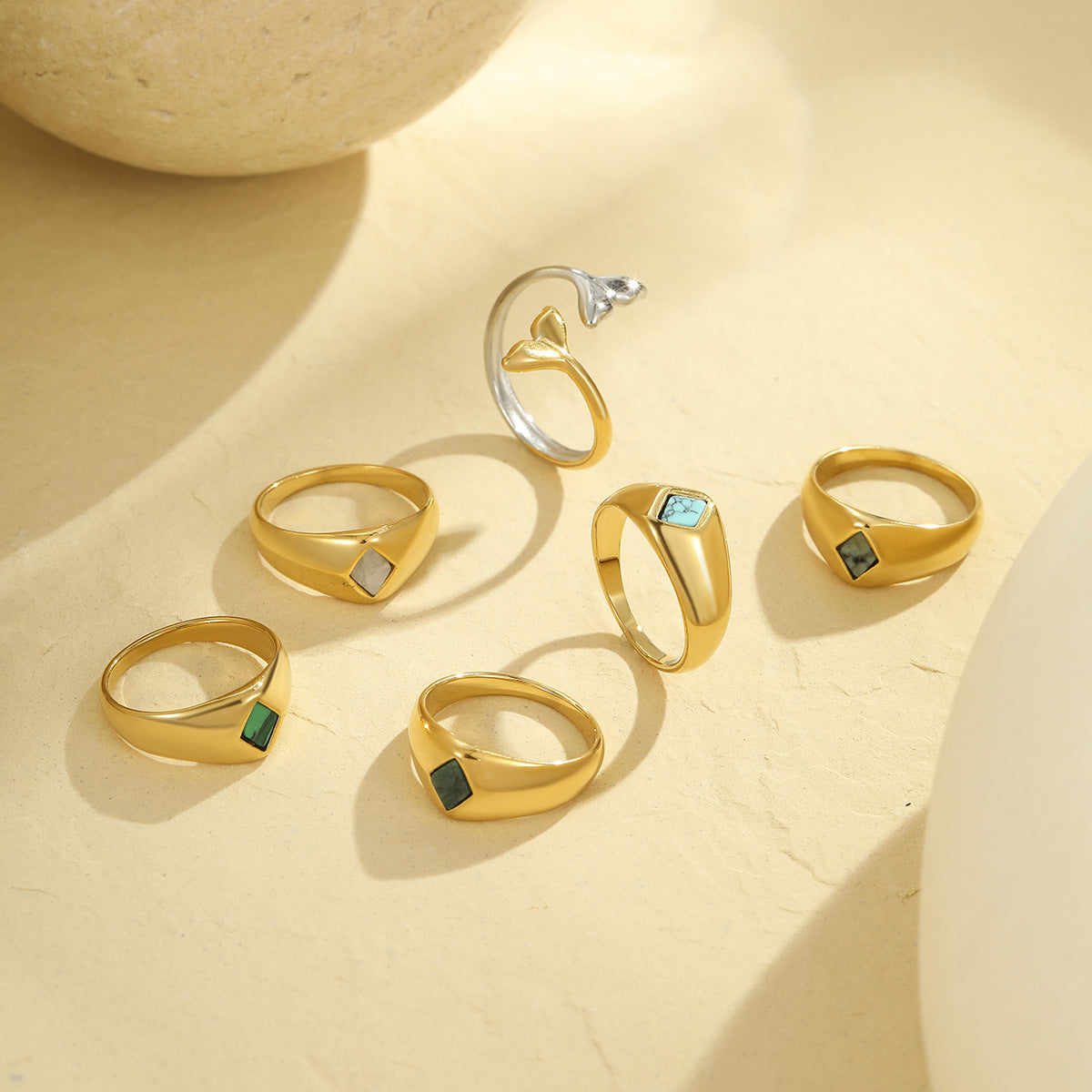 Anillo de acero inoxidable geométrico minimalista con acabado chapado para mujer, joya llamativa a la moda con forma cuadrada