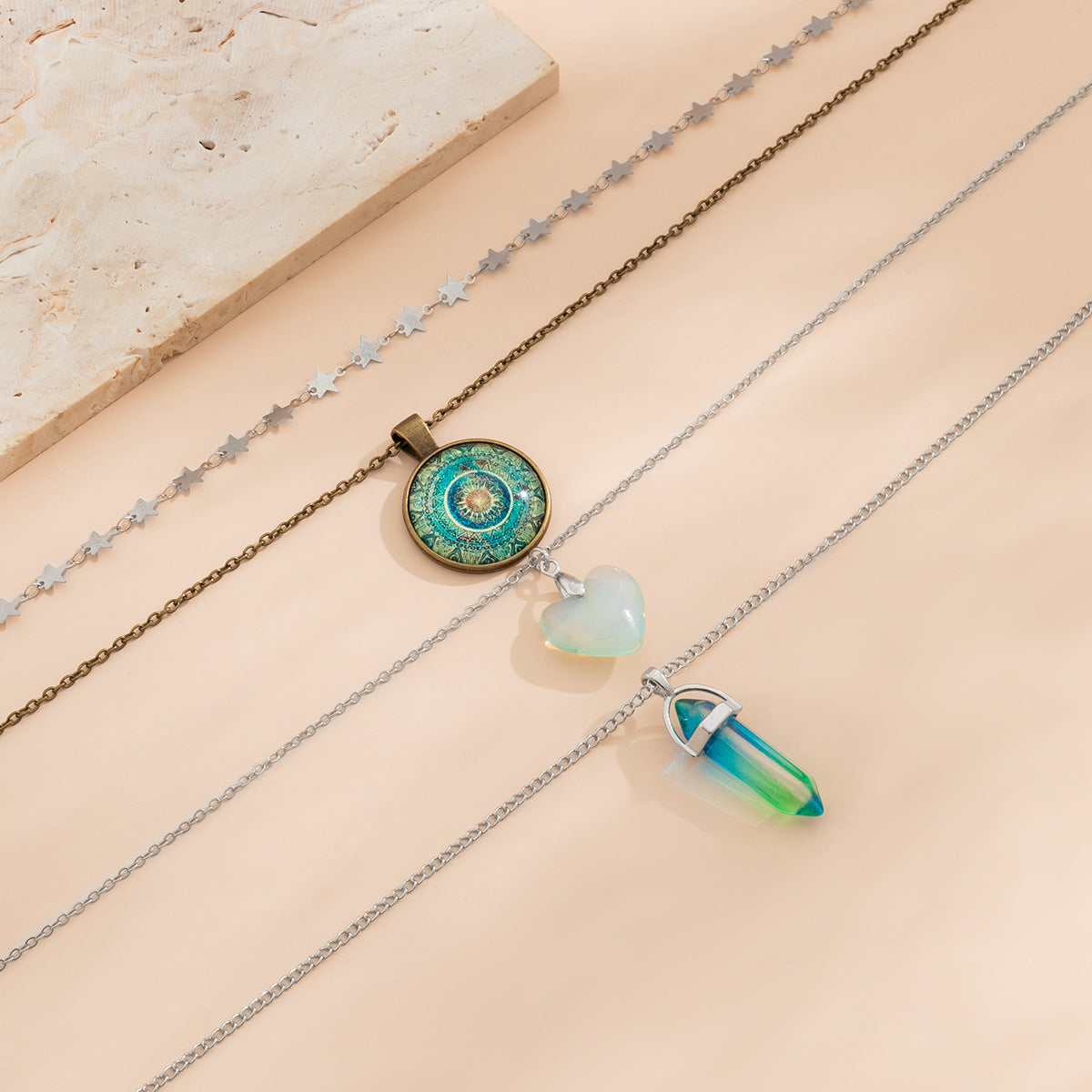 Collana vintage con ciondolo a forma di cuore con nappe di perle di cristallo su catena lunga in resina