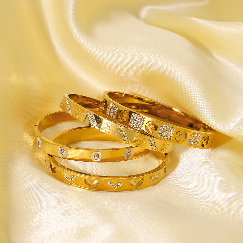 Bracciale in Acciaio Inossidabile a Forma di Cuore e Trifoglio Minimalista con Lettera, Design Traforato e Placcatura Sottovuoto in Oro 18K