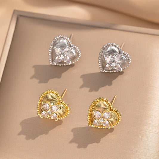 Pendientes minimalistas modernos de circonitas con forma de corazón en cobre con baño de oro para mujer