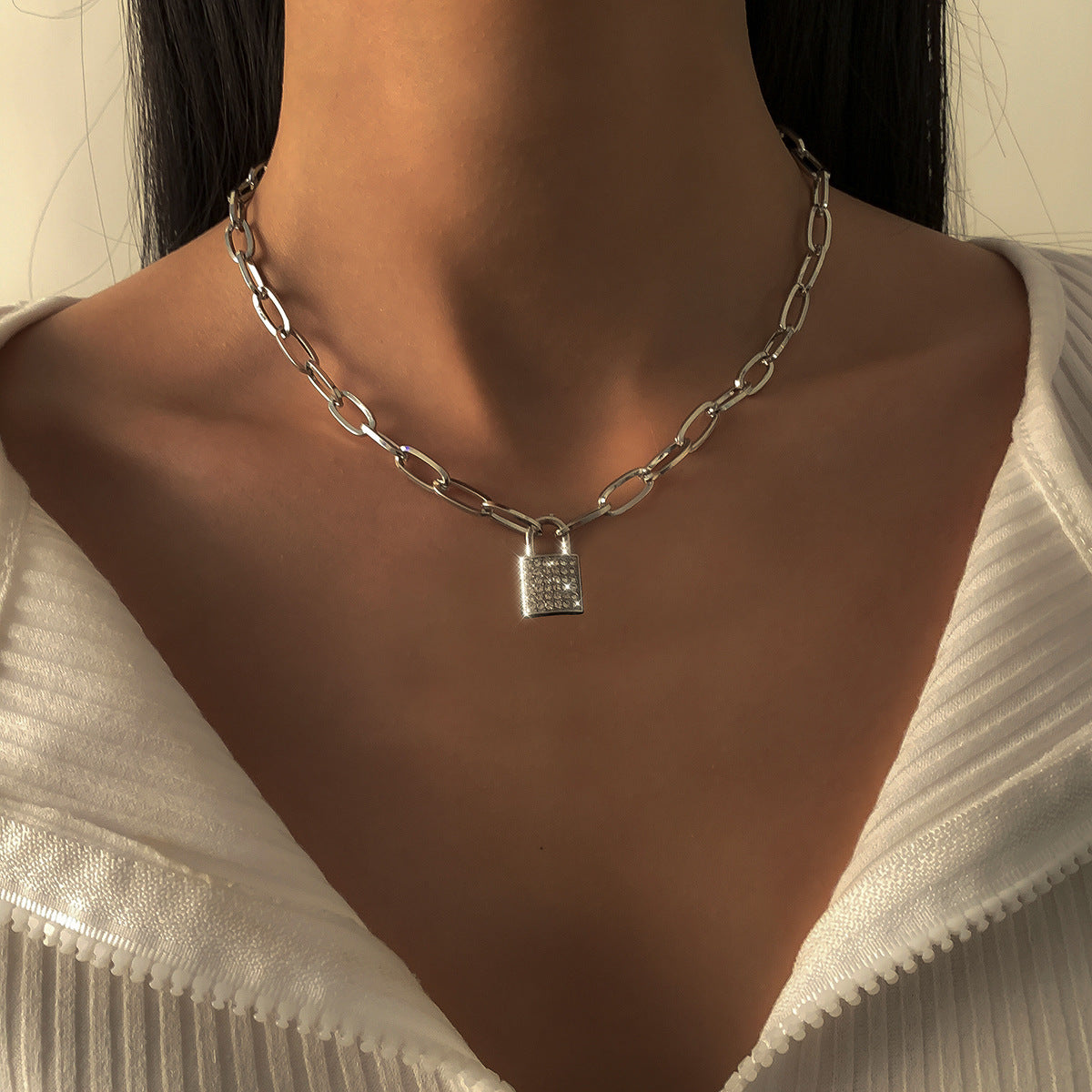 Collana pendente con lucchetto geometrico minimalista da donna con strass micro-incastonati su catena a croce in lega con finitura galvanica
