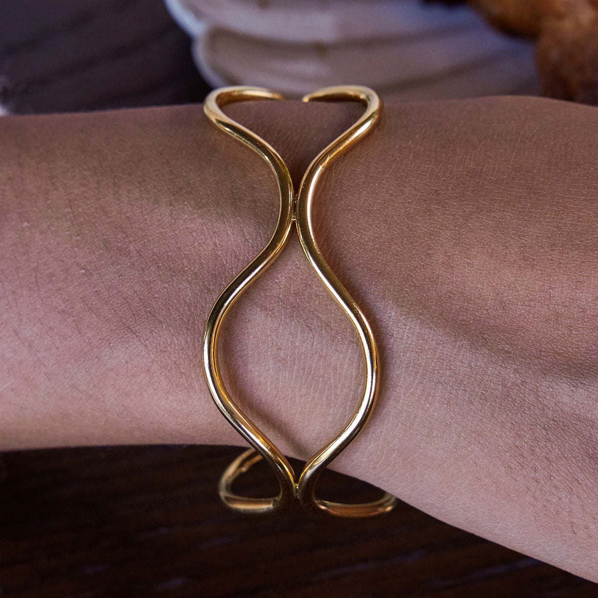 Bracciale da donna a doppio strato in acciaio inossidabile con linea geometrica minimalista e finitura placcata