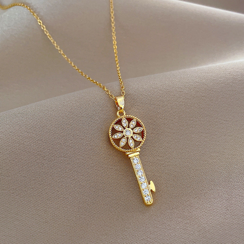 Collar con colgante de llave Starburst minimalista para hombres y mujeres en acero de titanio con detalles de diamantes de imitación en cadena ajustable de acero de titanio