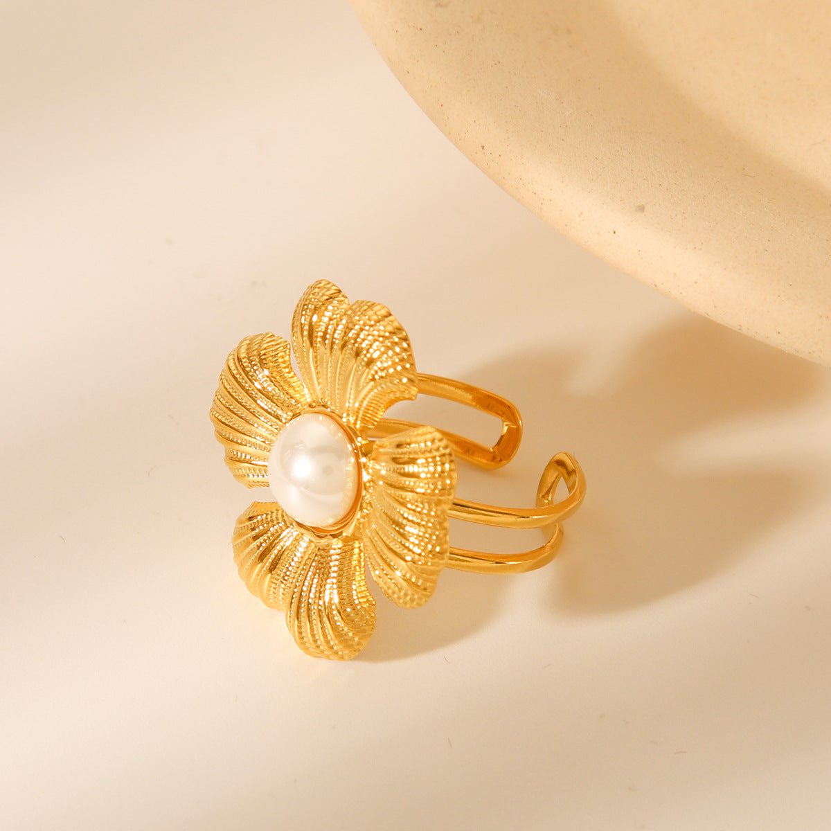 Anello da donna in acciaio inossidabile placcato oro 18K, stile vintage francese con fiore e perla