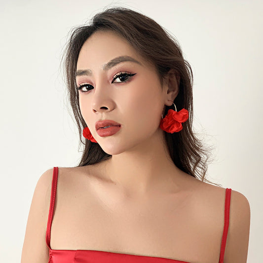 Pendientes rústicos de rosas y camelias florales con adorno de borlas coloridas en metal con acabado chapado