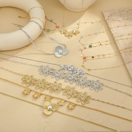 Collana alla clavicola floreale di tendenza con ciondolo geometrico in acciaio inossidabile con finitura galvanica per donna