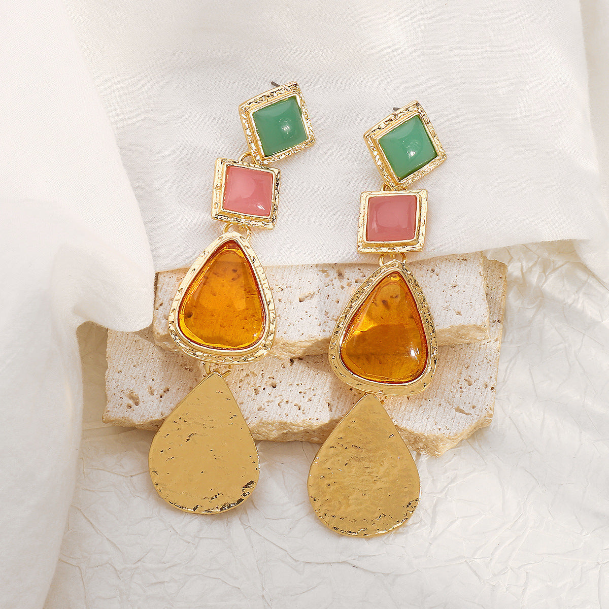 Pendientes colgantes minimalistas geométricos de aleación de acrílico y resina para mujer con postes de acero inoxidable chapado
