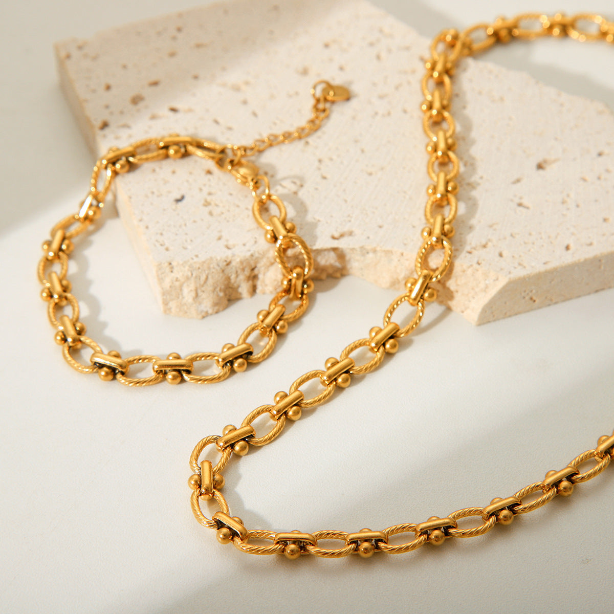 Collana Donna Trendy Artigianale Testurizzata con Motivo Geometrico Acciaio al Titanio Placcato Oro 18K