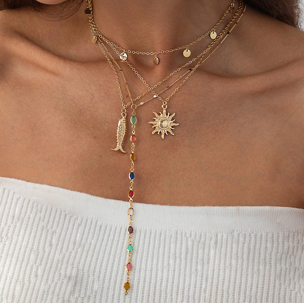 Collana con ciondolo a forma di pesce minimalista ispirata all'oceano con dettagli in cristallo e nappe a strati per donna