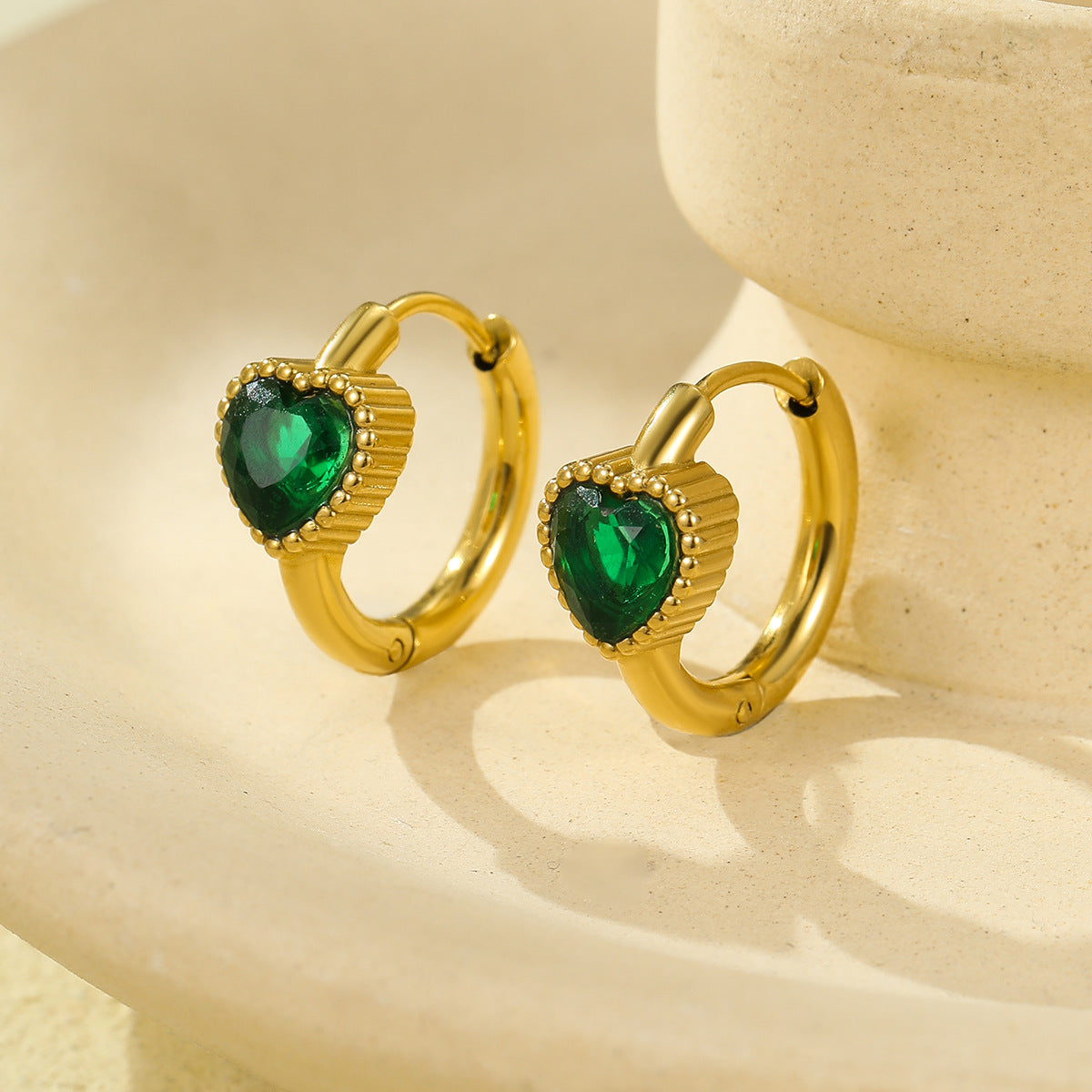 Pendientes vintage de circonita con baño de acero inoxidable en forma de corazón para mujer con un atractivo minimalista de lujo