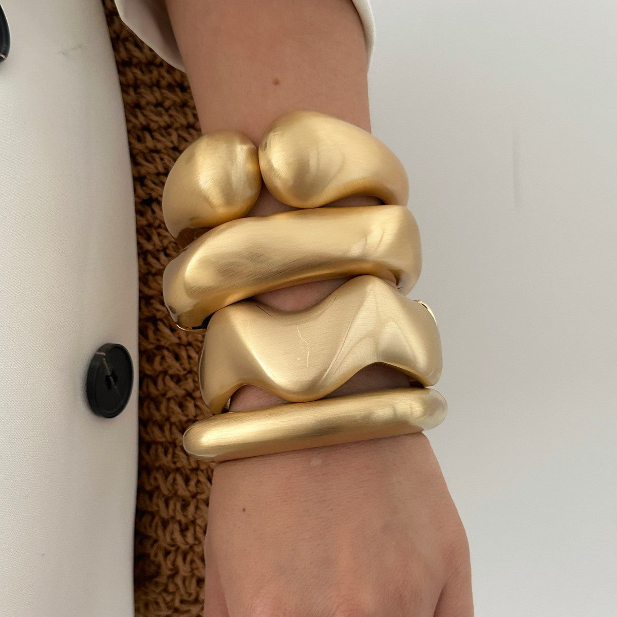 Bracciale rigido minimalista geometrico in lega spazzolata opaca