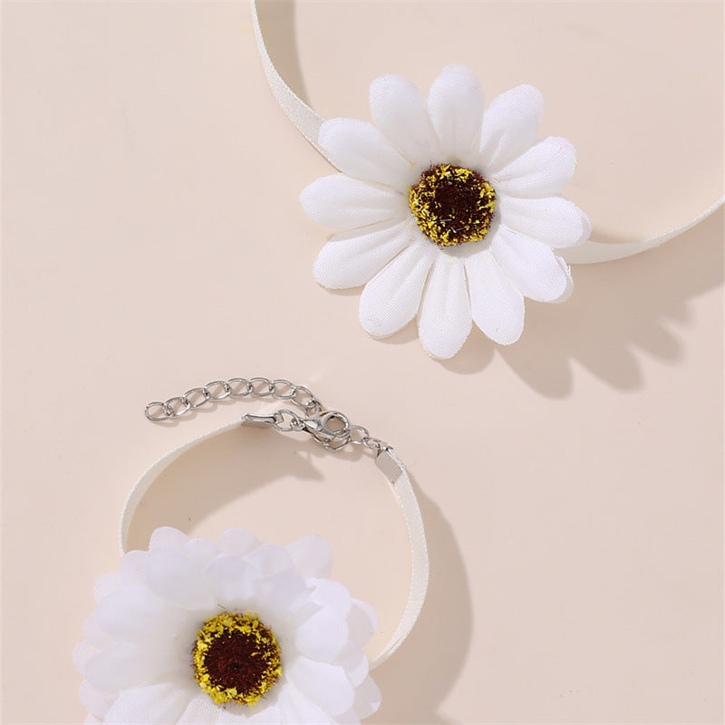 Collar Minimalista de Resina con Forma de Lazo para Niñas con Acabado Pulido y Cadena de Cuentas