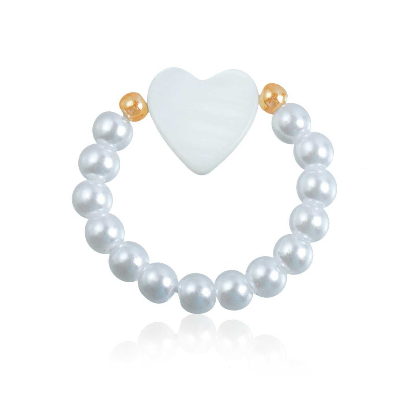 Anillo dulce y atrevido de perlas elásticas pequeñas con dije de corazón de nácar en metal chapado para mujer
