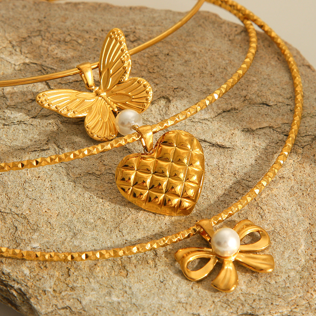 Collana girocollo da donna in acciaio al titanio a forma di cuore e fiocco in stile vintage con catena in acciaio inossidabile galvanizzato