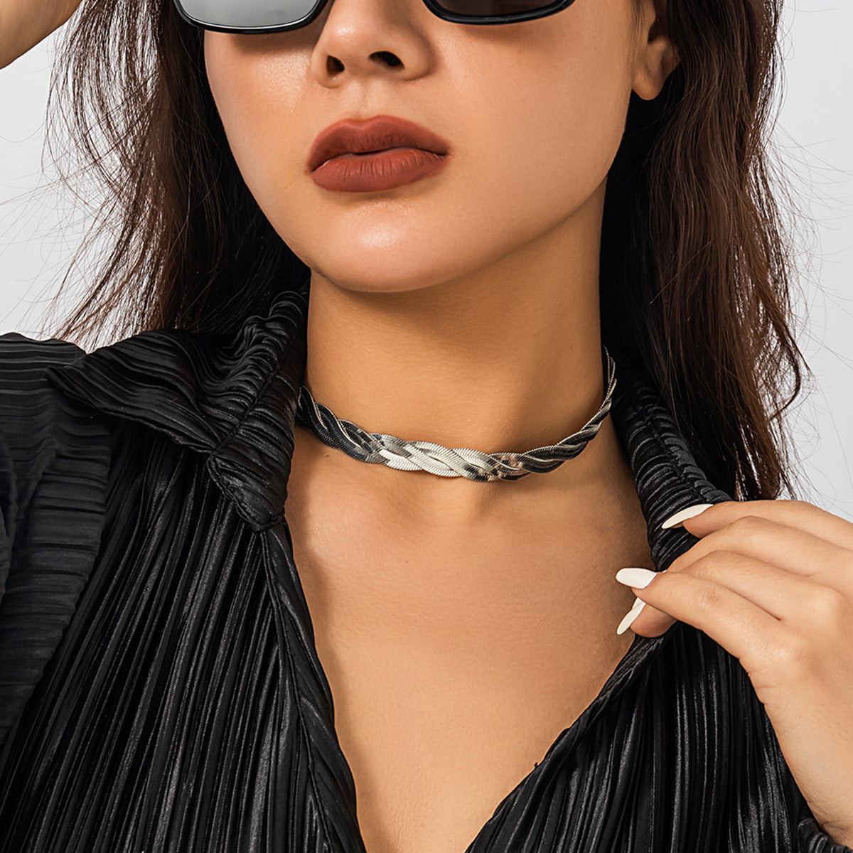 Collana girocollo da donna a catena serpente in rame, design geometrico minimalista e dall'estetica accattivante