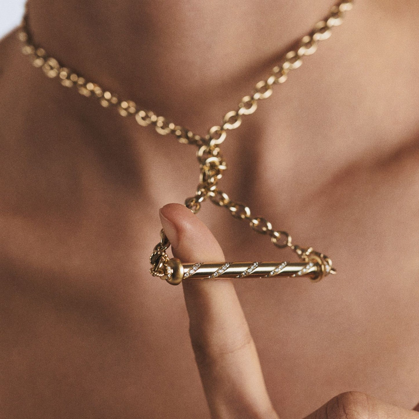 Collana con ciondolo geometrico vintage in acciaio al titanio placcato oro unisex, design affusolato ispirato ai Tarocchi