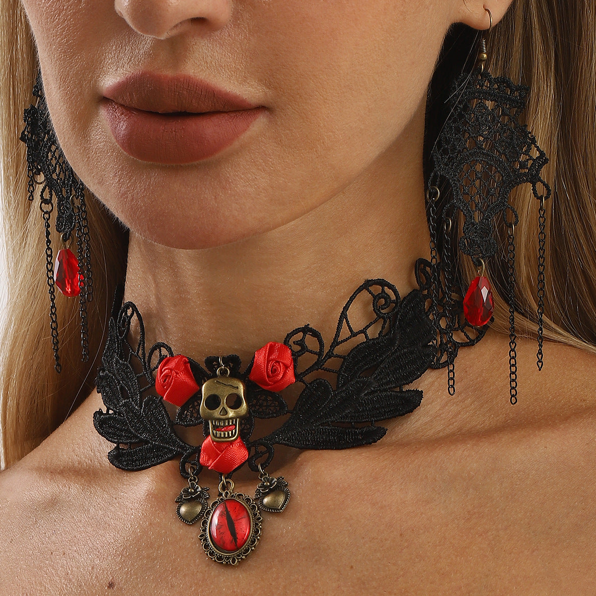 Set collana con ciondolo nappa di rose in pizzo gotico di Halloween e orecchini da donna con accenti di strass