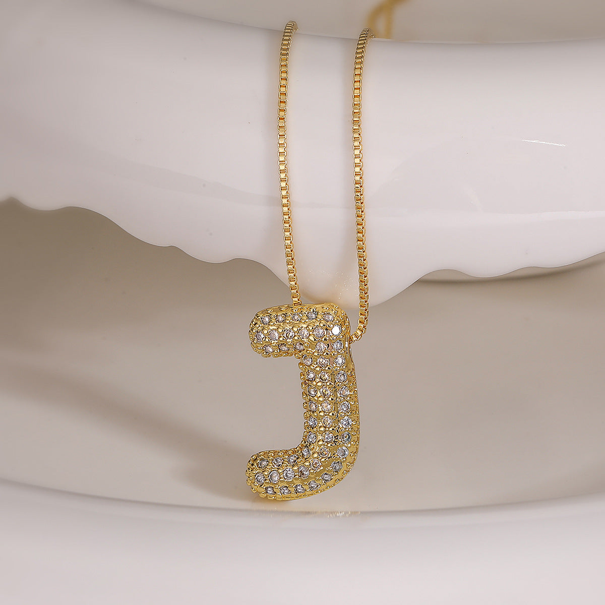 Collana con ciondolo a lettera geometrica minimalista da donna con intarsio in zircone in rame