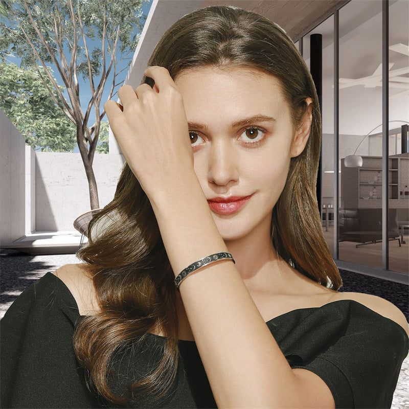 Pulsera Minimalista de Acero Inoxidable Grabada con Láser, con Diseño C, Motivo de Sol, Luna y Estrellas y Texto Inspirador en Inglés