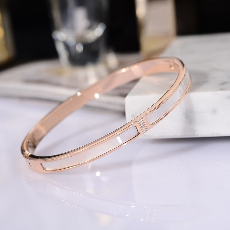 Bracciale Minimalista da Donna in Acciaio al Titanio Placcato Oro Rosa 18K con Guscio Bianco Ovale e Strass