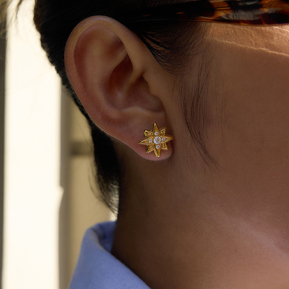 Pendientes de acero inoxidable en forma de luna minimalista con incrustaciones de circonita y chapado en oro PVD para mujer