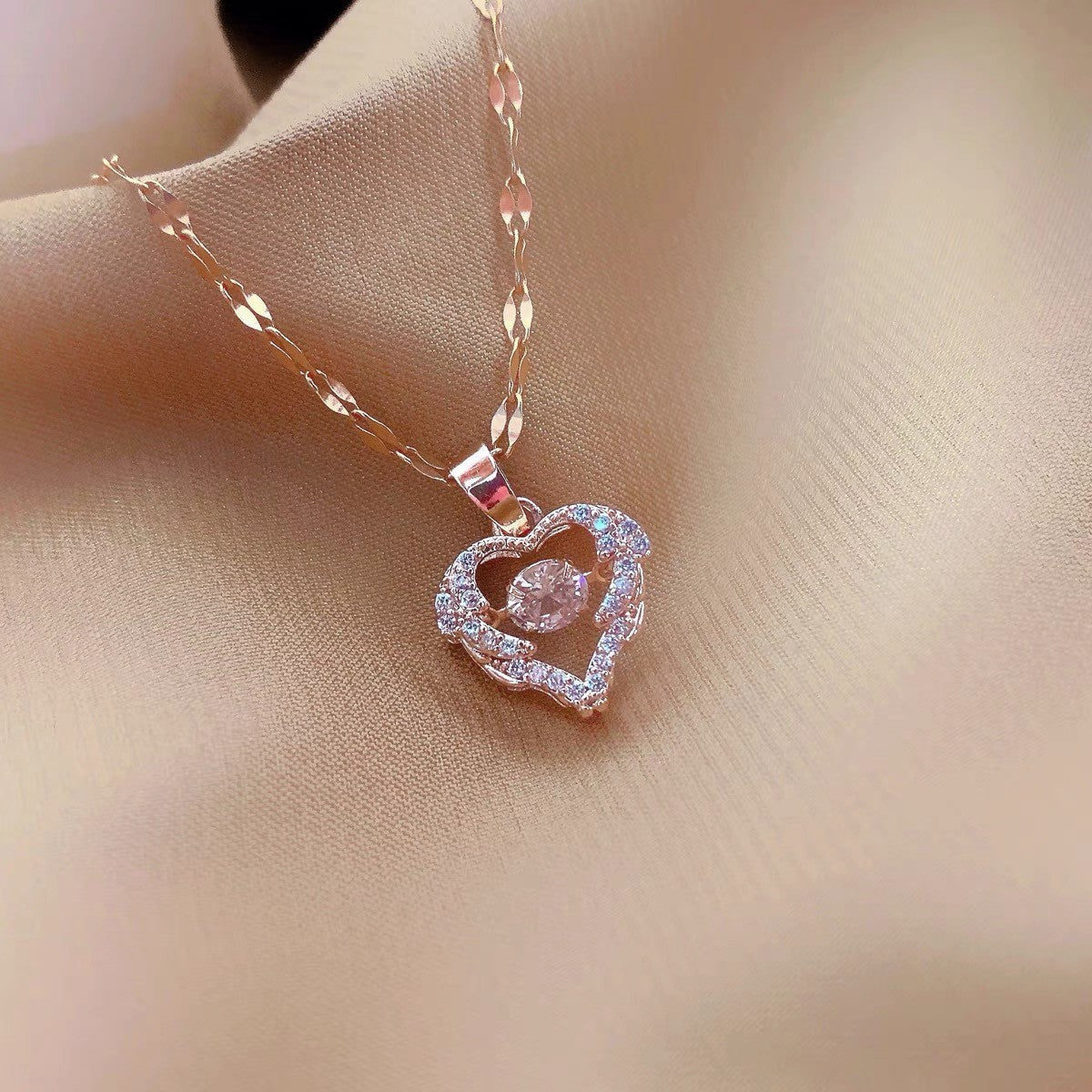 Elegante collana a forma di cuore in acciaio al titanio da donna con intarsio di strass e finitura placcata, stile catena a labbro, design chic minimalista