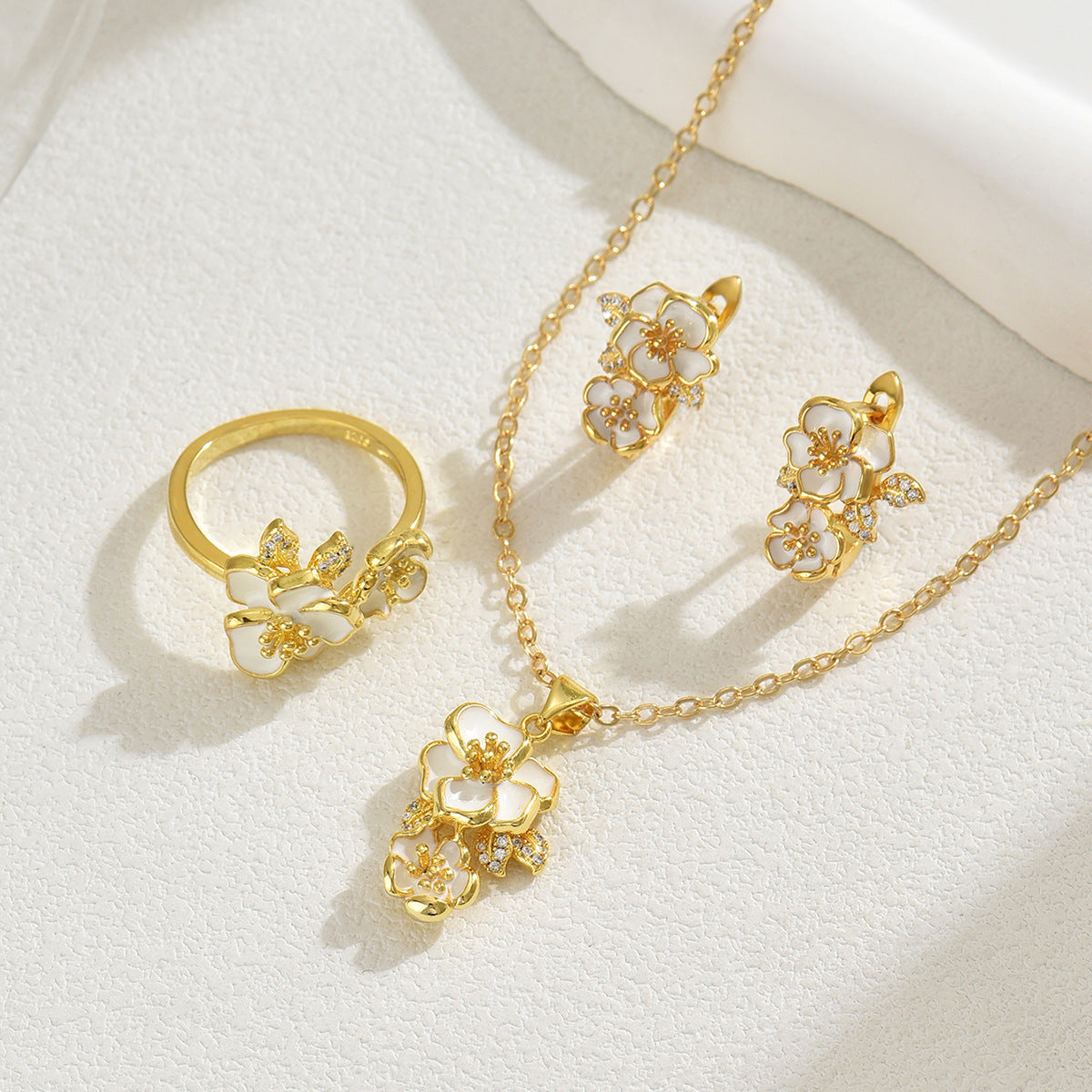 Parure con collana, orecchini e anello in rame con intarsio in zirconi a motivo floreale elegante per donna, gioielli minimalisti chic da ufficio