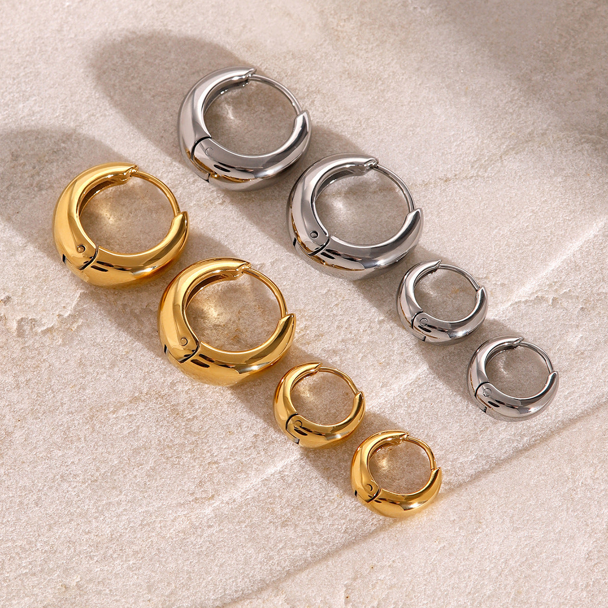 Eleganti orecchini rotondi geometrici in acciaio inossidabile placcati oro 18 carati