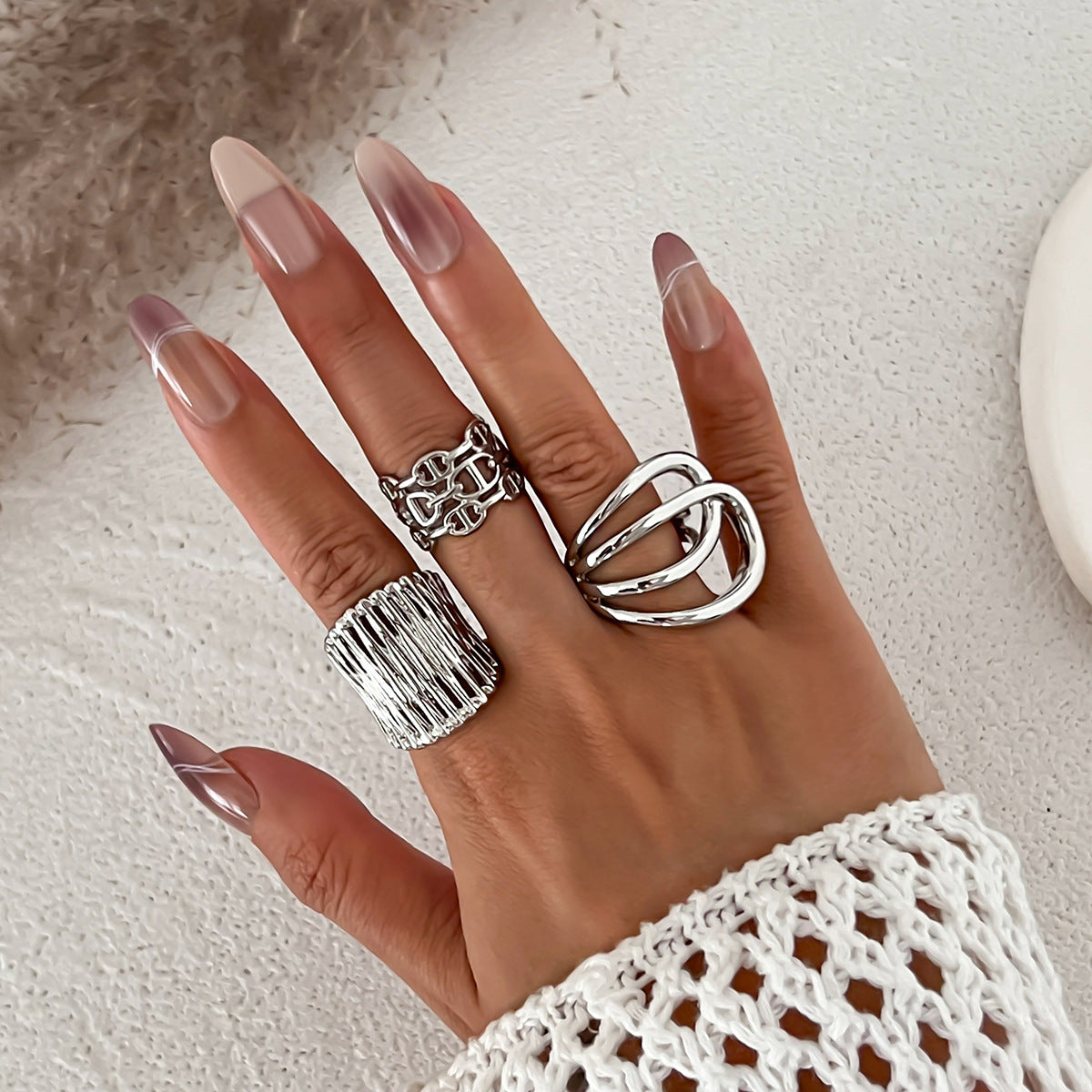 Anello a Fascia Larga Geometrico Minimalista in Lega con Finitura Perlata e Design Asimmetrico da Donna