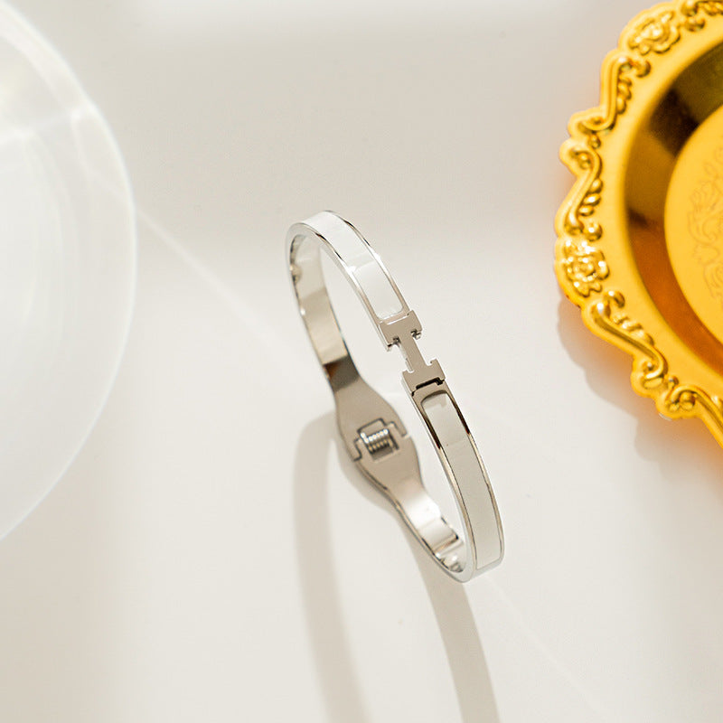 Bracciale con lettera H minimalista da donna in acciaio al titanio con finitura galvanica