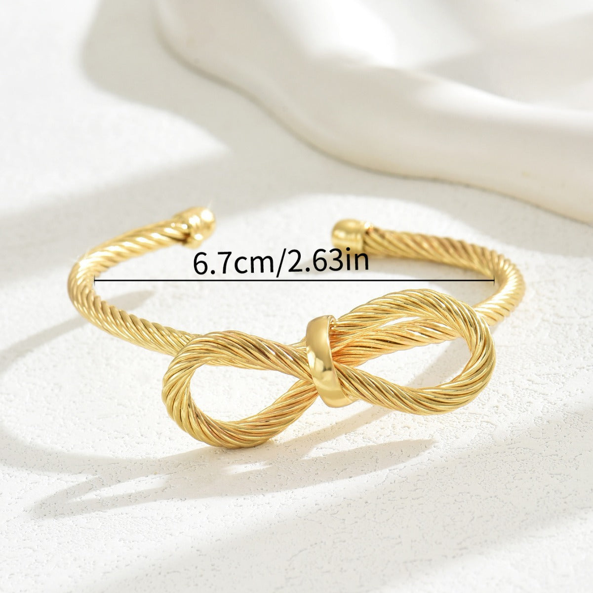 Pulsera de Cobre Minimalista en Forma de Lazo con Diseño de Apertura Ajustable, Acabado Chapado, Joyería Elegante y Versátil para la Mano