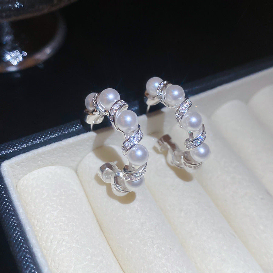 Pendientes Geométricos Minimalistas de Perlas con Incrustaciones de Circonita y Postes de Plata Bañados en Oro para Mujer