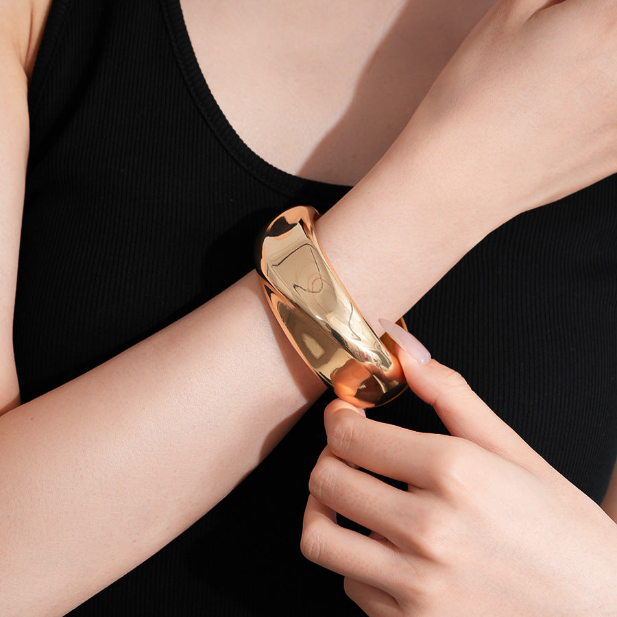 Pulsera de metal con patrón de cuadrícula geométrica de tono frío minimalista con acabado galvanizado para mujer