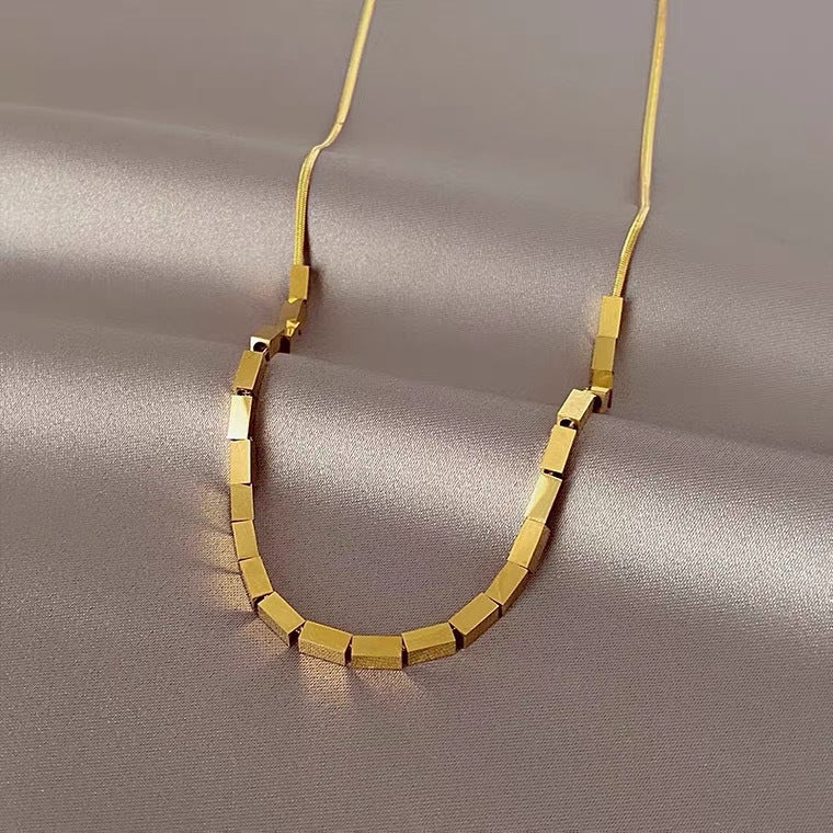 Collar minimalista de acero de titanio chapado en oro de 18 quilates con colgante geométrico cuadrado y cadena de serpiente para mujer
