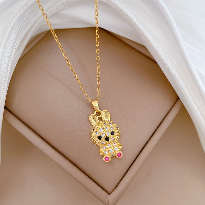 Collana con pendente a forma di coniglio dalle orecchie lunghe e dagli occhi rossi in acciaio al titanio di lusso per donna, con intarsio completo di strass, design geometrico e catena elegante per la clavicola