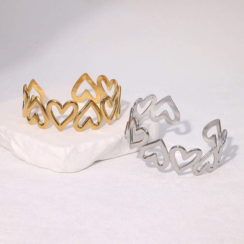 Bracciale rigido in acciaio inossidabile placcato oro a forma di cuore, minimalista e delicato, con finitura liscia e lucida
