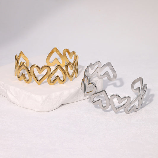 Dulce Pulsera de Brazalete Minimalista de Acero Inoxidable con Baño de Oro en Forma de Corazón con Acabado Liso Pulido