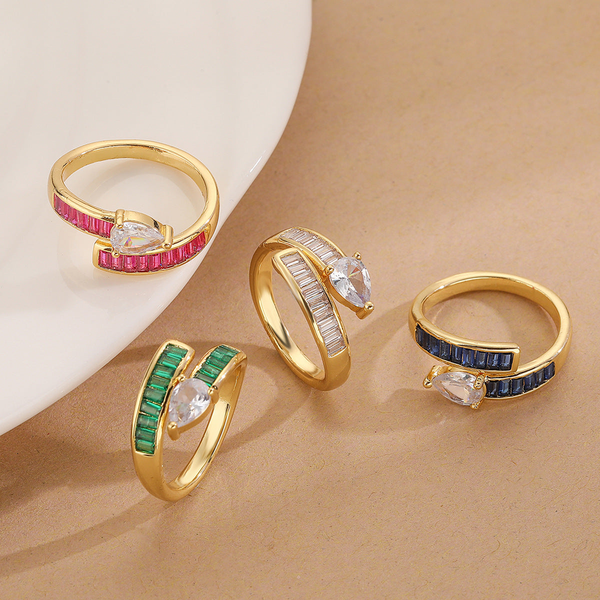 Anello da donna irregolare geometrico minimalista in rame placcato oro vero con intarsio di zirconi