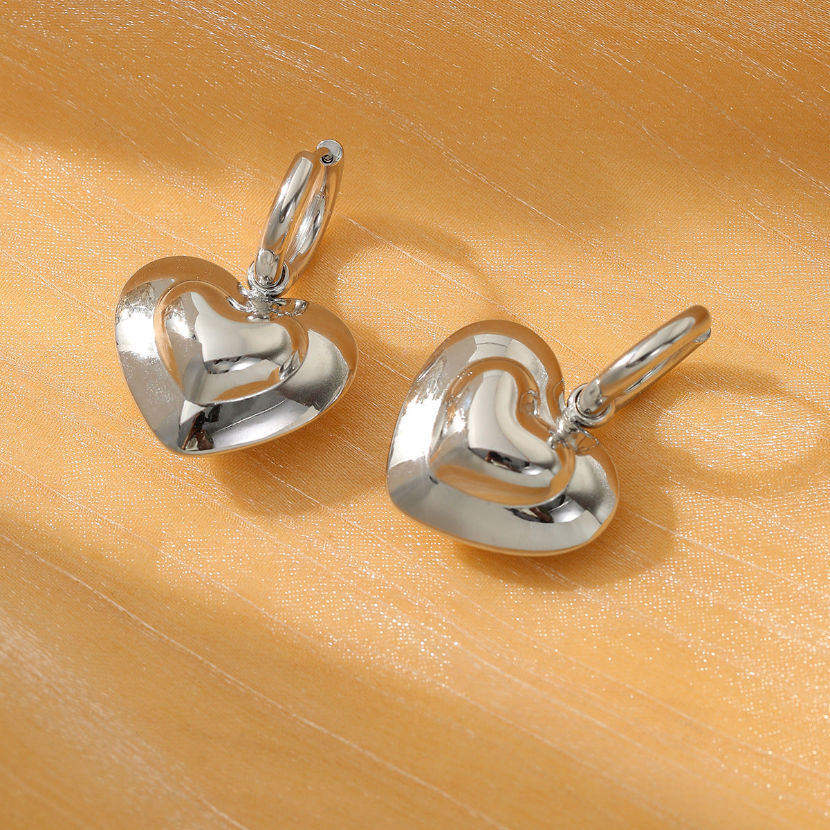 Aretes de Acero de Titanio en Forma de Corazón a la Moda para Mujer con Chapado al Vacío de Oro de 18K, Postes Hipoalergénicos de Acero Inoxidable