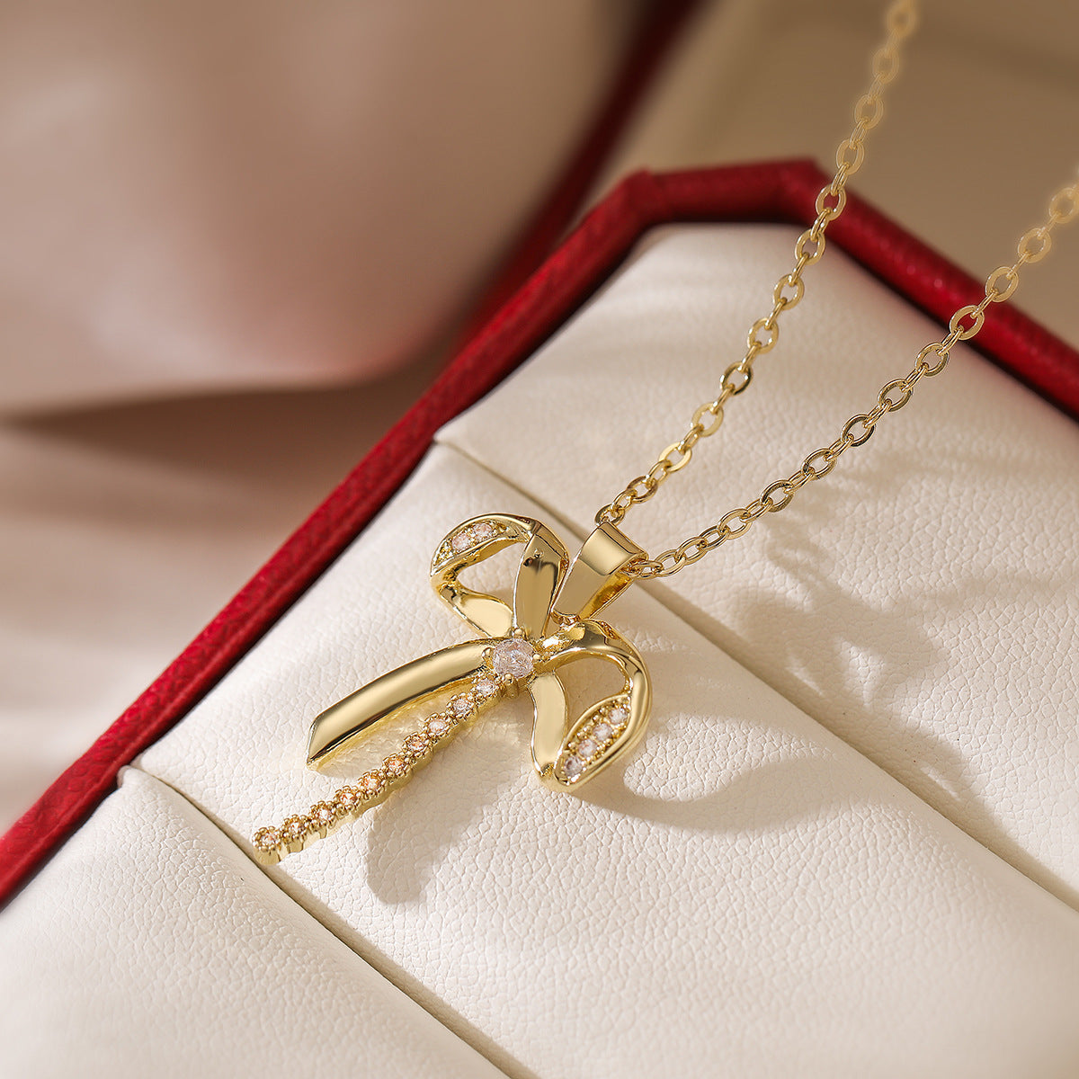 Collana con ciondolo a forma di fiocco minimalista da donna in ottone placcato oro vero e dettagli in zircone
