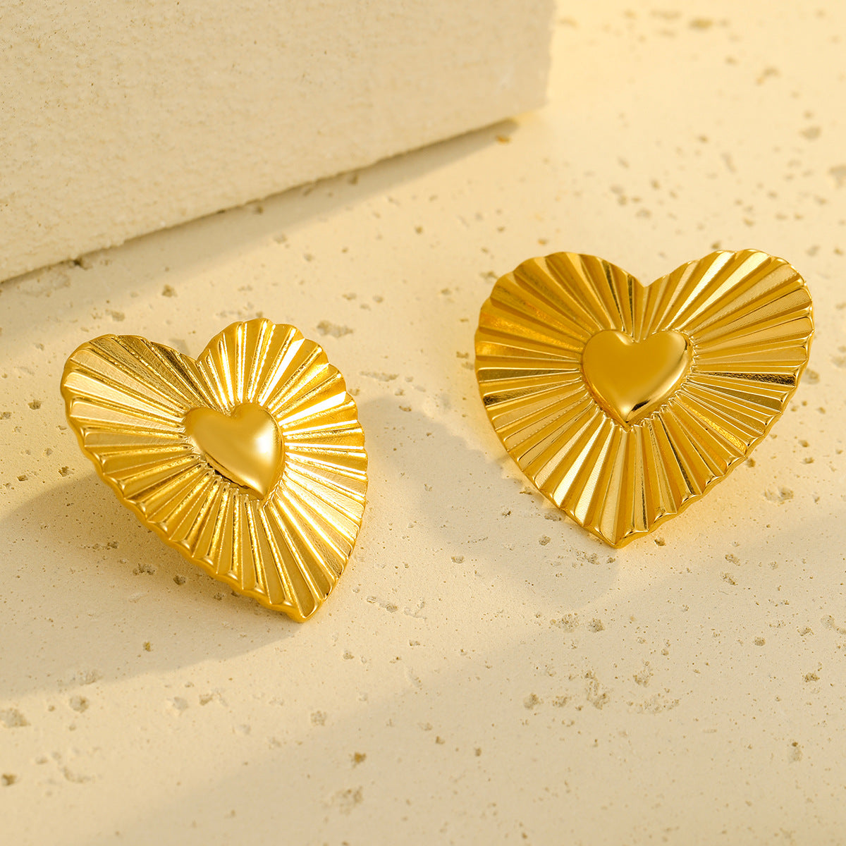 Juego de pendientes de acero inoxidable con forma de corazón vintage y anillo de acero de titanio con acabado chapado y textura de líneas temáticas de amor