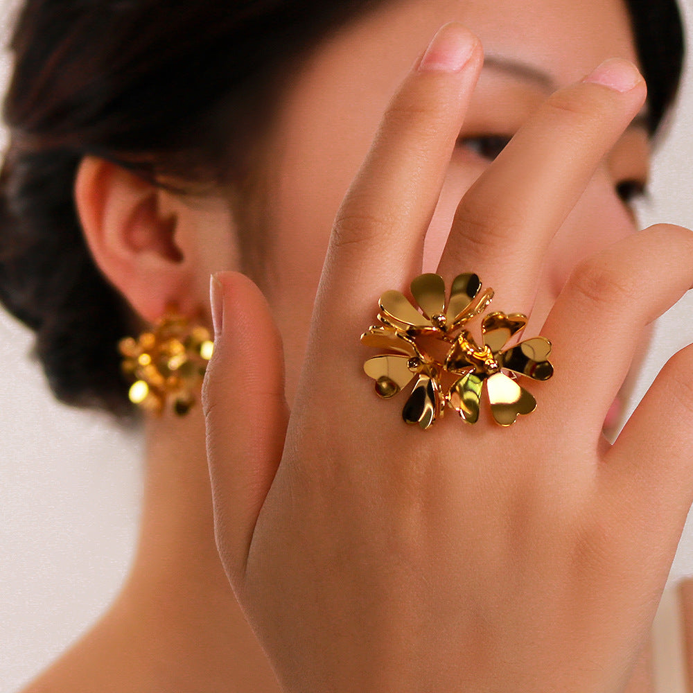 Set di anelli e orecchini aperti a fiori geometrici in acciaio inossidabile con placcatura in oro 18 carati da donna