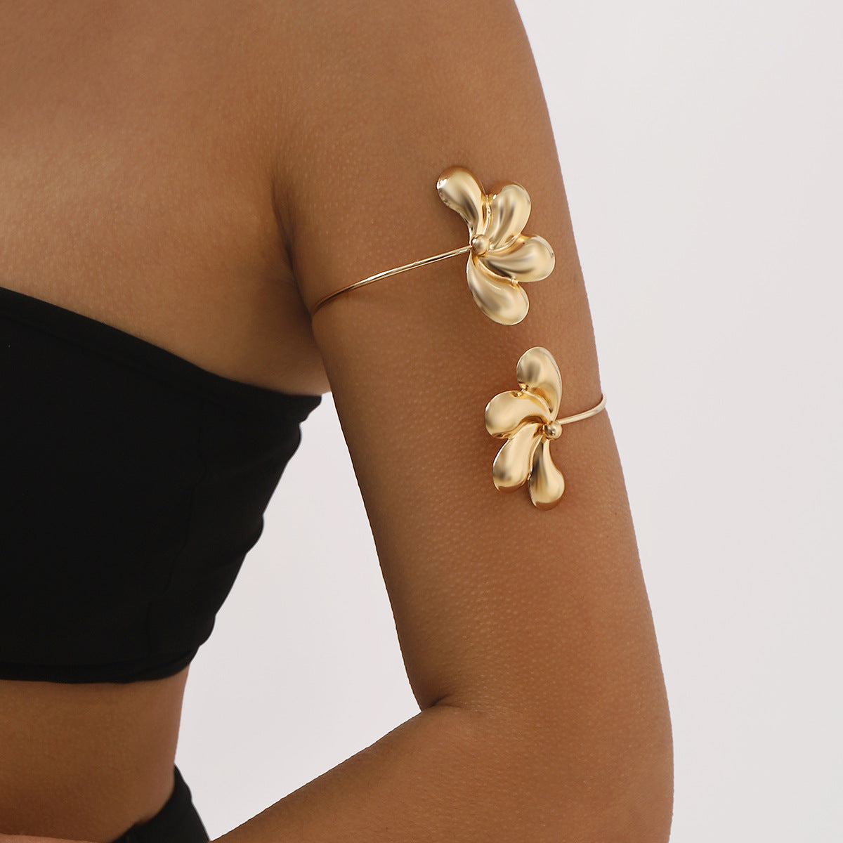 Bracciale geometrico a forma di stella in lega per donna con finitura placcata oro